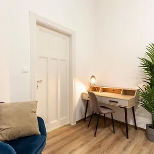 Glamorous Modern In The Hearth Of בודפשט